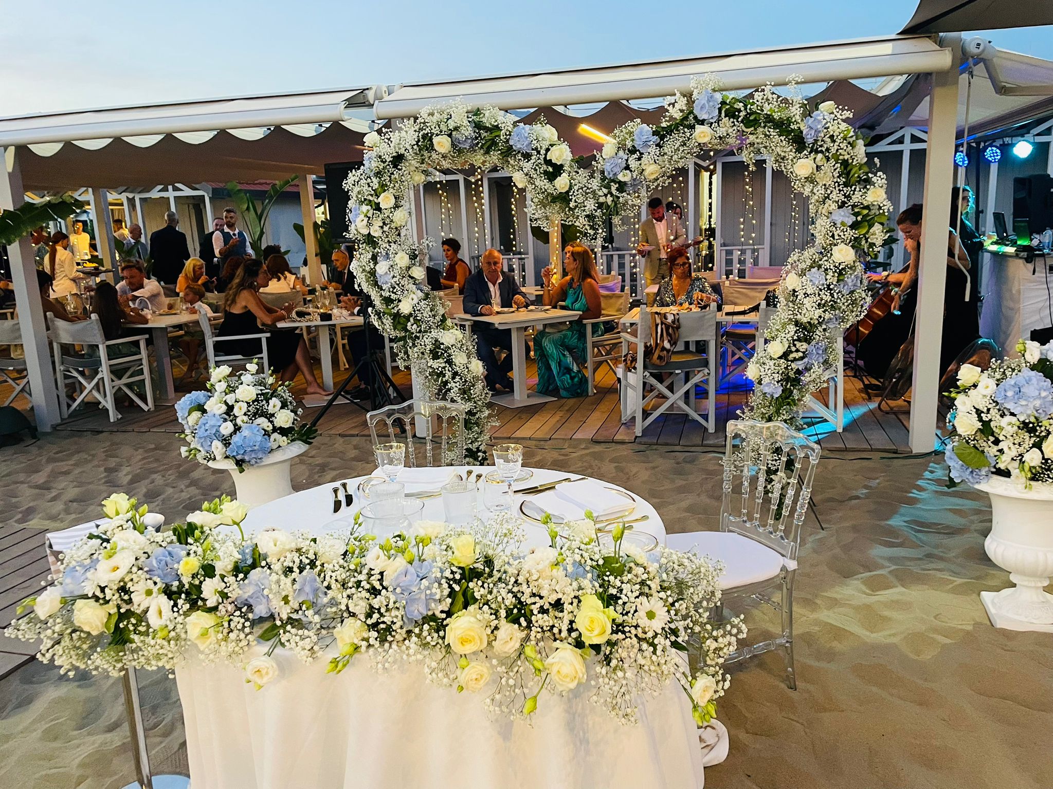 Maria al lavoro nel laboratorio floreale